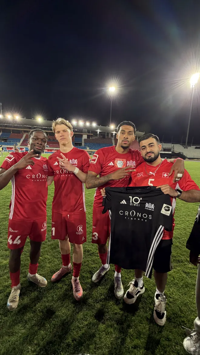 Mazin sur la pelouse avec trois joueurs