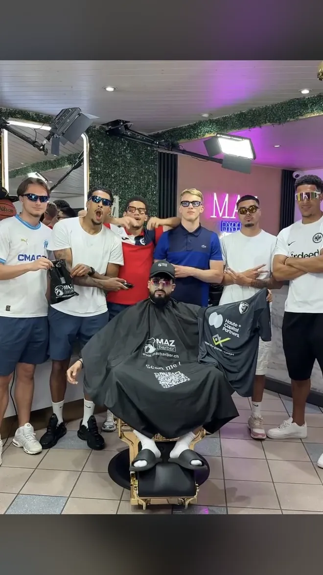 Mazin sous la cape du salon, entouré d’un groupe de jeunes
